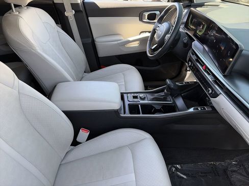 Certified 2025 Kia Sorento EX w/ Panoramic Sunroof Package FWD image 11