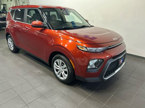 Used 2022 Kia Soul LX FWD image 2
