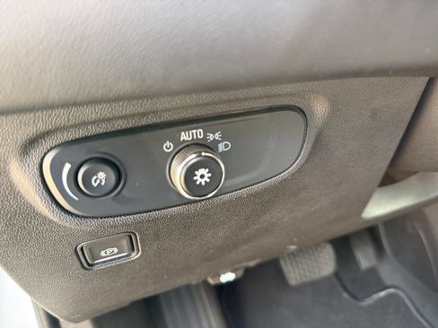 Used 2024 GMC Terrain SLE AWD/4WD image 17
