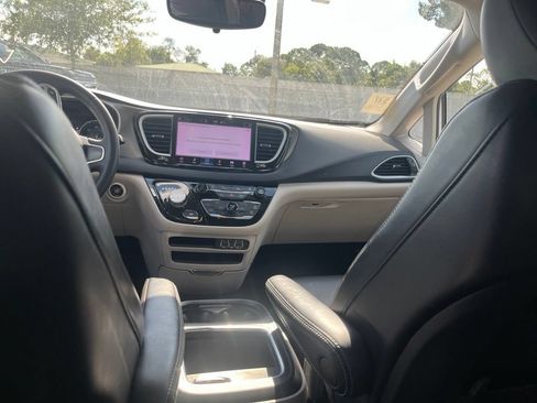 Used 2023 Chrysler Pacifica Touring-L FWD image 11