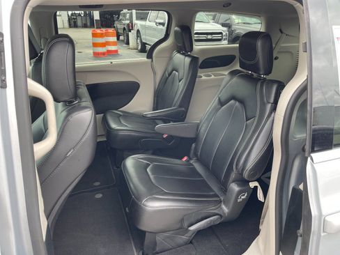 Used 2023 Chrysler Pacifica Touring-L FWD image 14