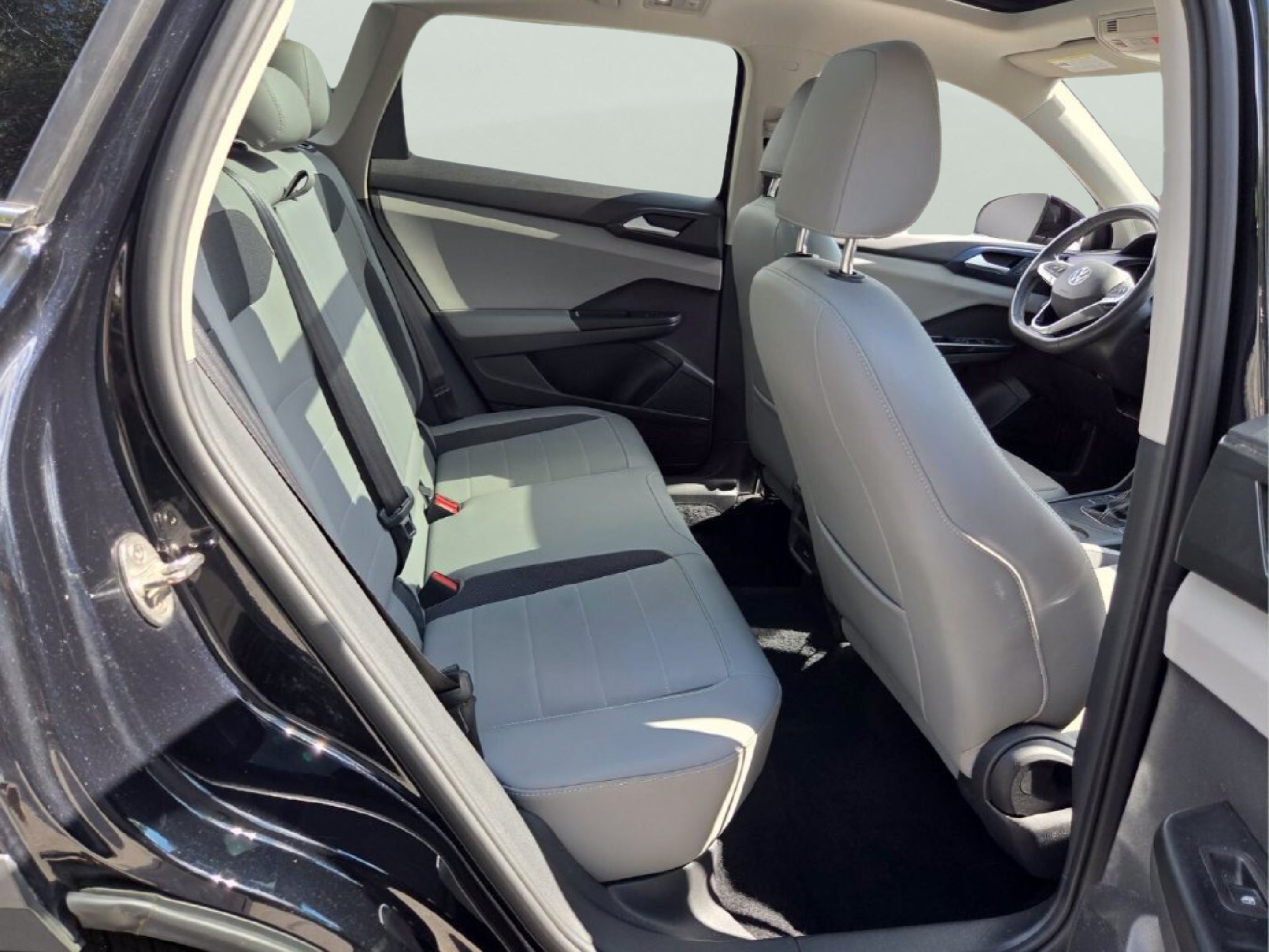 Used 2022 Volkswagen Taos SE w/ Panoramic Sunroof Package FWD image 20