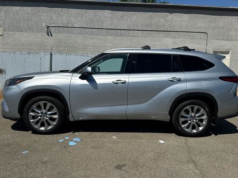 Used 2023 Toyota Highlander Limited AWD/4WD image 2