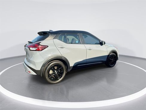 Used 2023 Nissan Kicks SR image 9