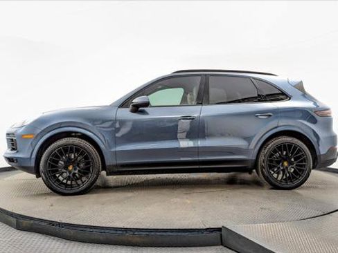 Used 2019 Porsche Cayenne w/ Premium Package image 3