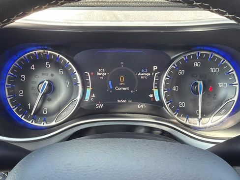 Used 2025 Chrysler Pacifica Limited FWD image 29