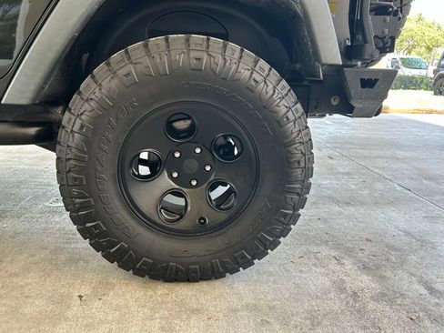 Used 2012 Jeep Wrangler Unlimited Rubicon w/ Connectivity Group AWD/4WD image 15