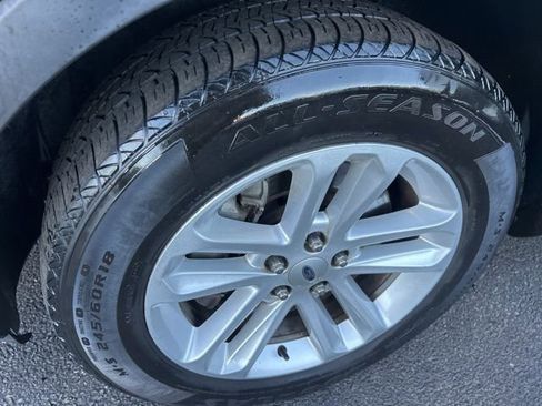 Used 2015 Ford Explorer XLT image 11