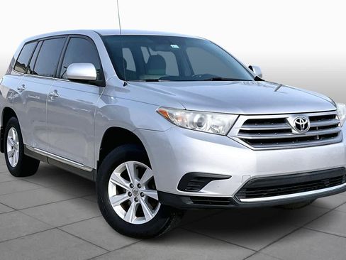 Used 2012 Toyota Highlander SE w/ Tow Pkg image 3
