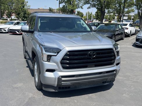 Used 2023 Toyota Sequoia SR5 AWD/4WD image 4
