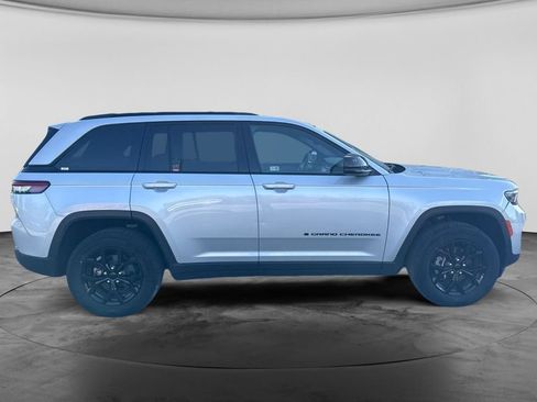 Used 2024 Jeep Grand Cherokee Altitude AWD/4WD image 4
