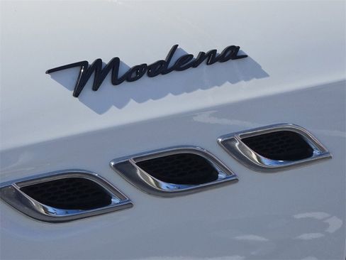 Used 2022 Maserati Quattroporte Modena image 11