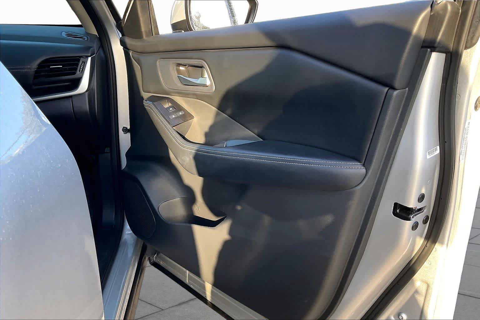 Used 2025 Nissan Rogue SV FWD image 22