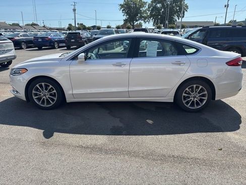 Used 2017 Ford Fusion SE w/ Fusion SE Technology Package FWD image 1