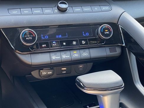 New 2025 Hyundai Elantra SEL image 17