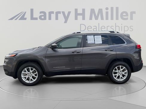 Used 2018 Jeep Cherokee Latitude Plus w/ Cold Weather Group AWD/4WD image 2