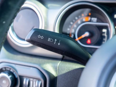 Used 2018 Jeep Wrangler Unlimited Sahara image 13