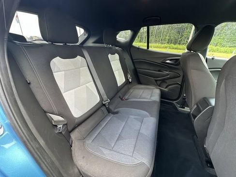 Certified 2025 Chevrolet Trax RS FWD image 23