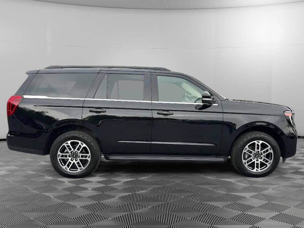 Used 2025 Ford Expedition Active AWD/4WD image 6