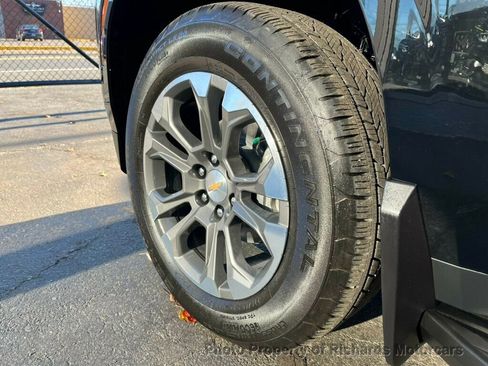 Used 2026 Chevrolet Suburban LT image 11