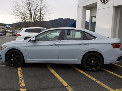 New 2026 Volkswagen Jetta SE image 8