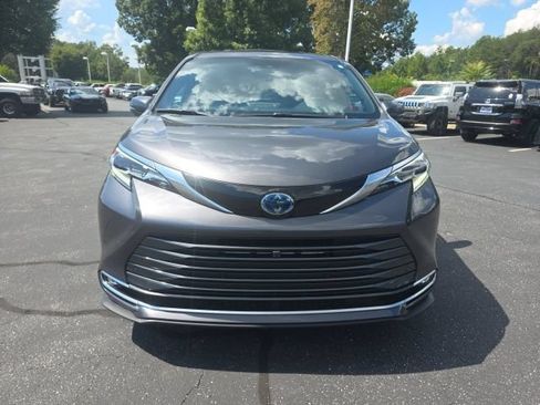 Used 2025 Toyota Sienna Platinum FWD image 2