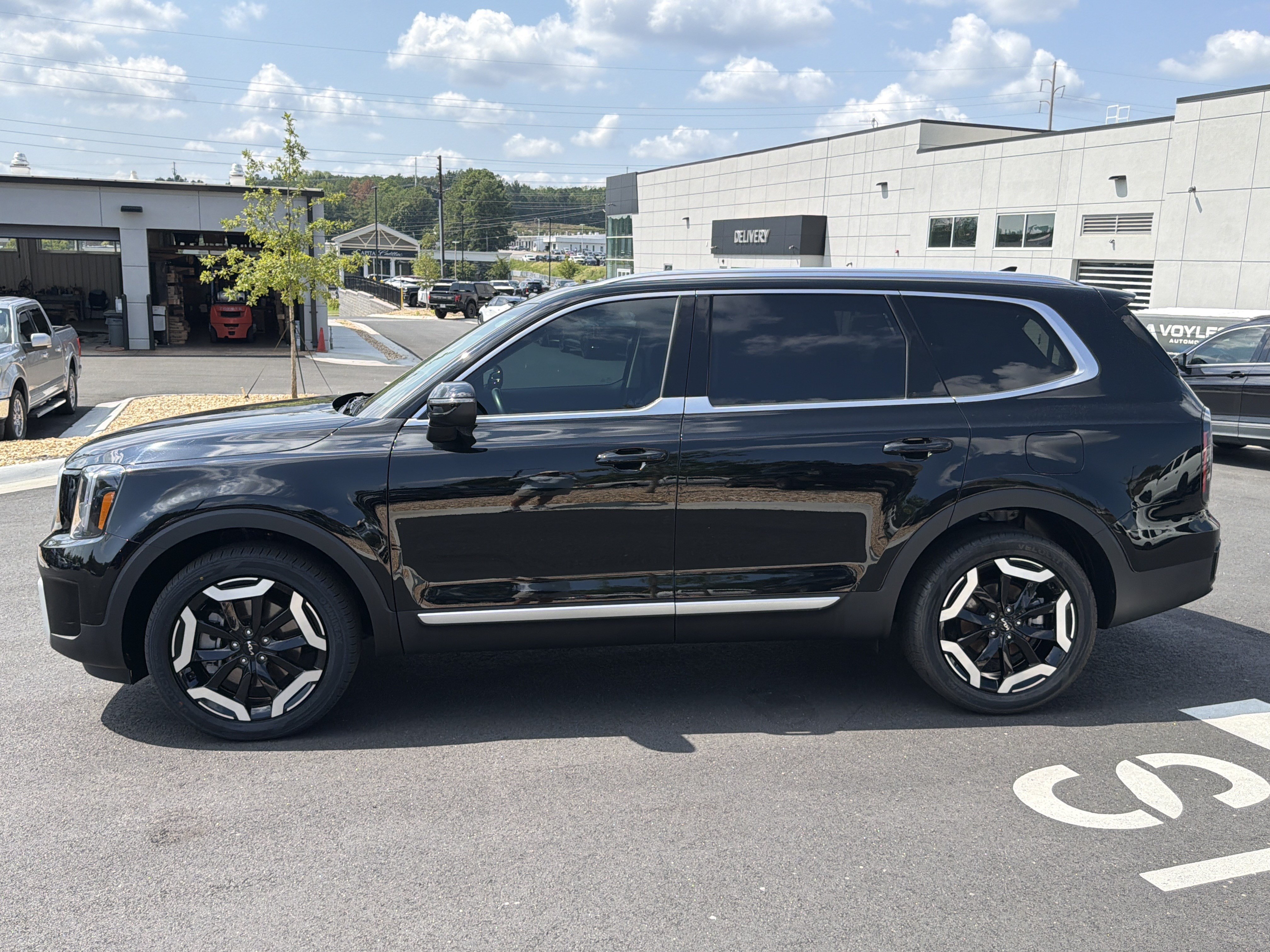 Used 2025 Kia Telluride EX w/ EX Captain's Chair Package FWD image 4