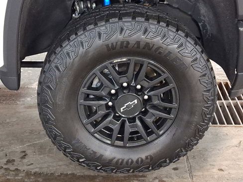 Used 2025 Chevrolet Silverado 2500 ZR2 w/ Technology Package image 9