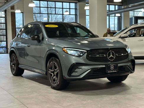 Used 2025 Mercedes-Benz GLC 300 4MATIC image 2