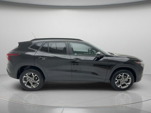 Used 2025 Chevrolet Trax LT FWD image 6