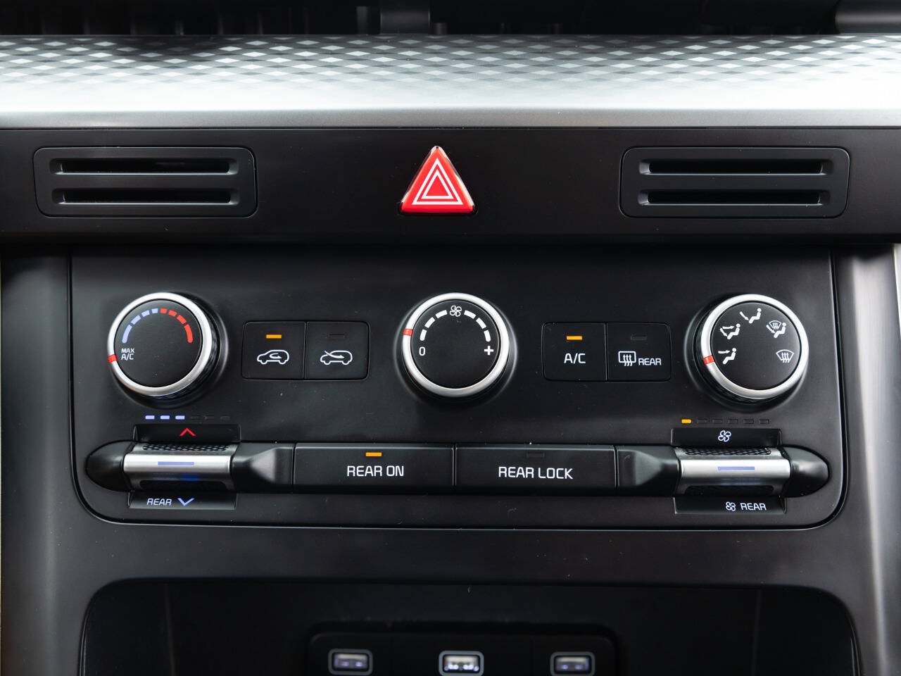 Used 2023 Kia Carnival LX FWD image 34