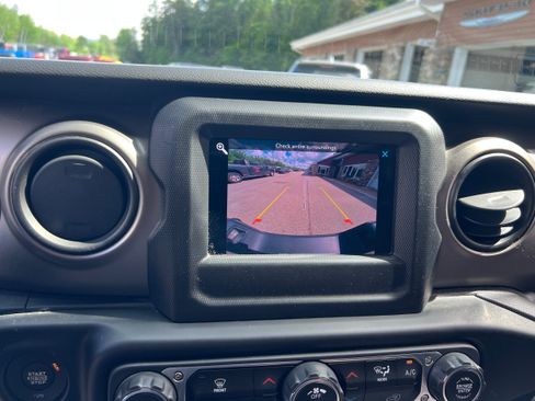 Used 2021 Jeep Gladiator Sport AWD/4WD image 16