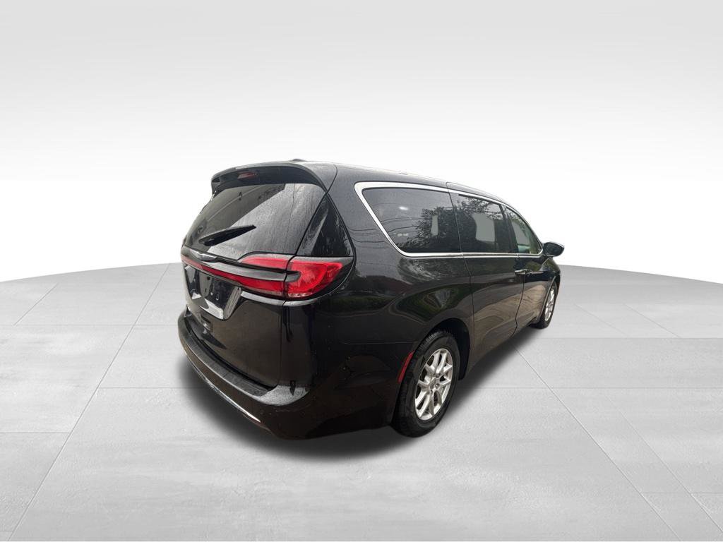 Used 2023 Chrysler Pacifica Touring-L FWD image 5