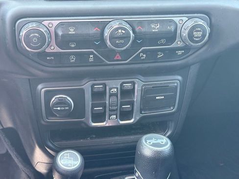 Used 2018 Jeep Wrangler Unlimited Sahara w/ Safety Group AWD/4WD image 11