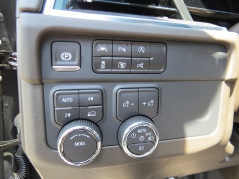 Used 2025 Chevrolet Tahoe LT w/ Comfort Package AWD/4WD image 23