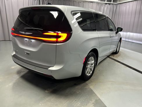 Used 2024 Chrysler Pacifica Touring-L image 7