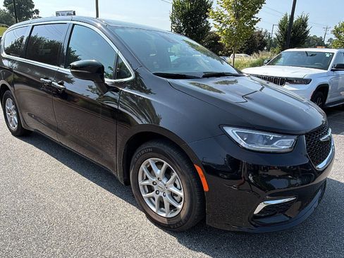 Used 2025 Chrysler Pacifica Select FWD image 5