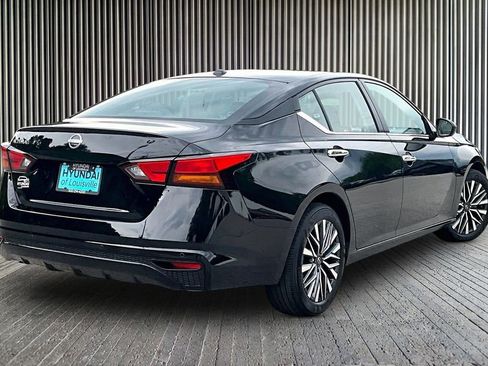Used 2025 Nissan Altima 2.5 SV FWD image 13