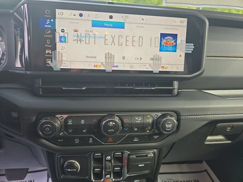 New 2026 Jeep Gladiator Sport AWD/4WD image 18
