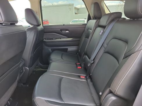 Used 2023 Nissan Pathfinder SL AWD/4WD image 15