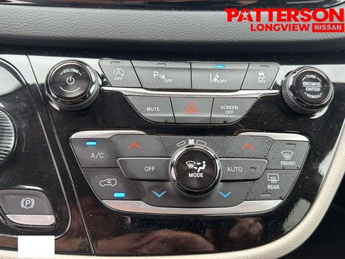 Used 2024 Chrysler Pacifica Touring-L FWD image 8