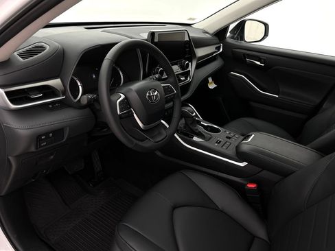 Used 2026 Toyota Highlander XLE image 12