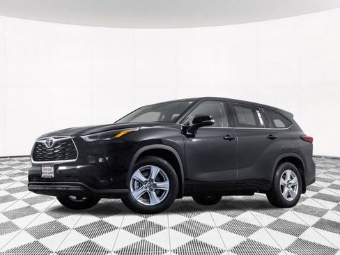 Used 2022 Toyota Highlander LE AWD/4WD image 2