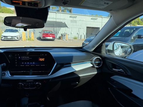 Used 2025 Chevrolet Trax LT image 33