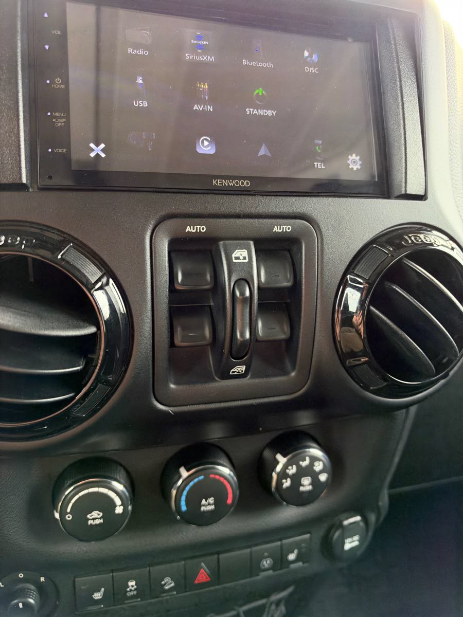 Used 2017 Jeep Wrangler Unlimited Sahara AWD/4WD image 18