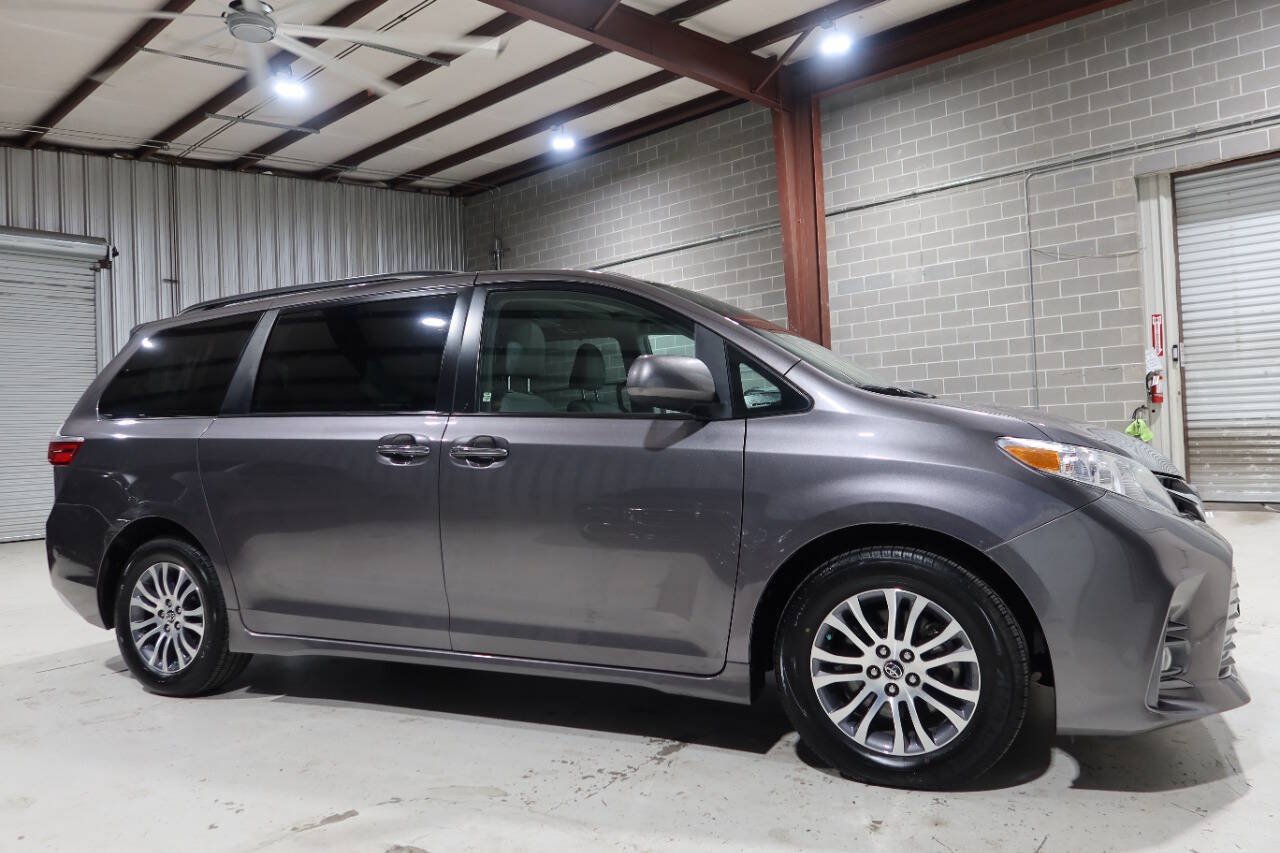 Used 2019 Toyota Sienna XLE w/ XLE Navigation Package FWD image 7