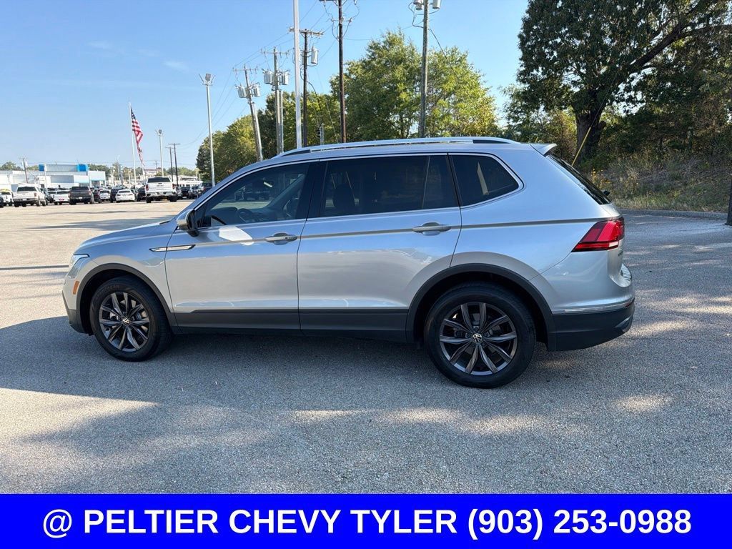 Used 2023 Volkswagen Tiguan SE w/ Panoramic Sunroof Package FWD image 9
