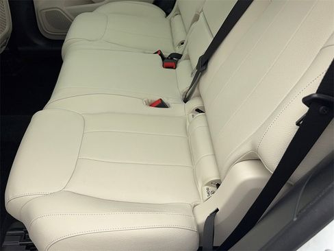 Used 2025 Mercedes-Benz GLB 250 w/ Exclusive Package image 42