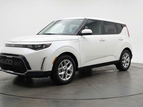 Used 2025 Kia Soul LX w/ LX Technology Package image 3