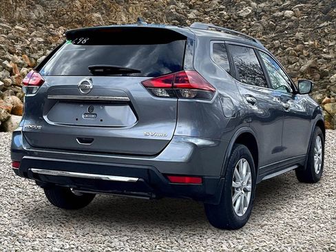 Used 2018 Nissan Rogue SV image 2